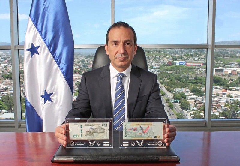 The President of the Central Bank of Honduras, Lic Wilfredo Rafael Cerrato Rodríguez, with the new 200 lempira.