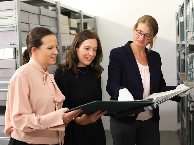 From left to right, foundation director Celia von Mitschke-Collande, Kirsten Peter and Katharina Depner, research assistant at the G+D Stiftung Geldscheinsammlung.