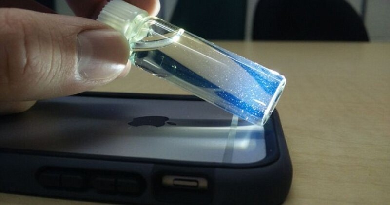 Arylla nanoparticle taggant excited by the flash on a smartphone.