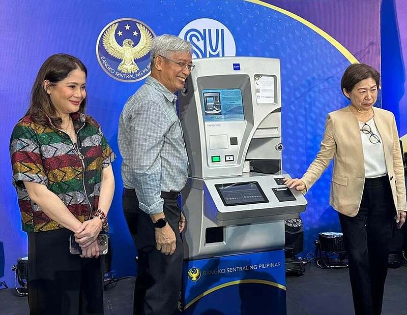 BSP Governor Felipe Medalla (centre), Deputy Governor Bernadette Romulo-Puyat (left), and BDO chair and SM Investments Corp. Vice Chair Teresita Sy-Coson (right) at the launch of the CoDMs at SM Mall of Asia in Pasay City.