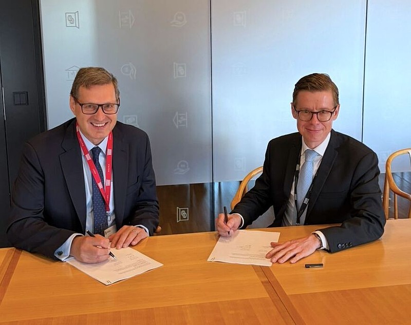 Clive Vacher of De La Rue (left) and Niels Kaas, Chief Cashier of Danmarks Nationalbank, signing the six year contract for the production of Denmark’s new series.